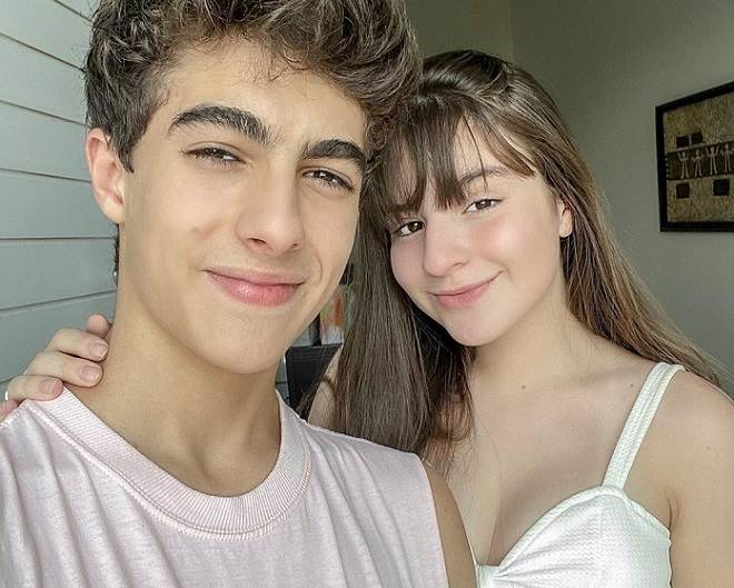 Sophia Valverde posta foto de beijão no namorado de 17 anos e se declara 