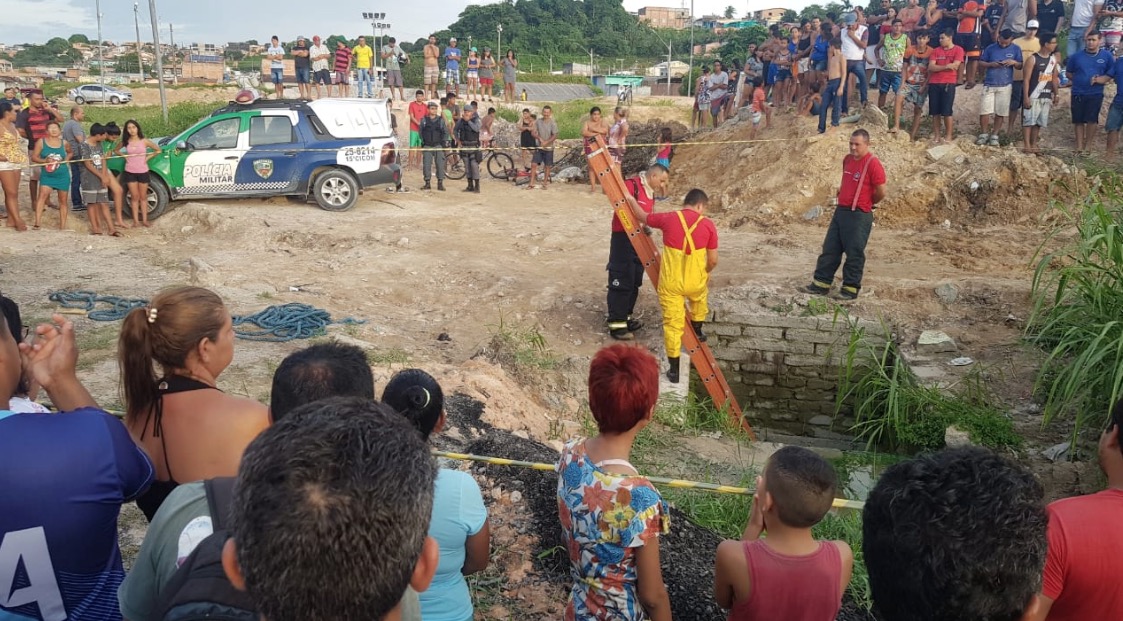 Soltando papagaio, menino encontra cadáver desovado dentro de bueiro em Manaus