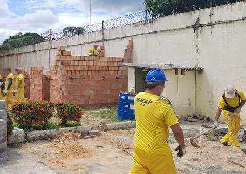 Detentos constroem canil para animais que irão realizar revistas em presídios do Amazonas