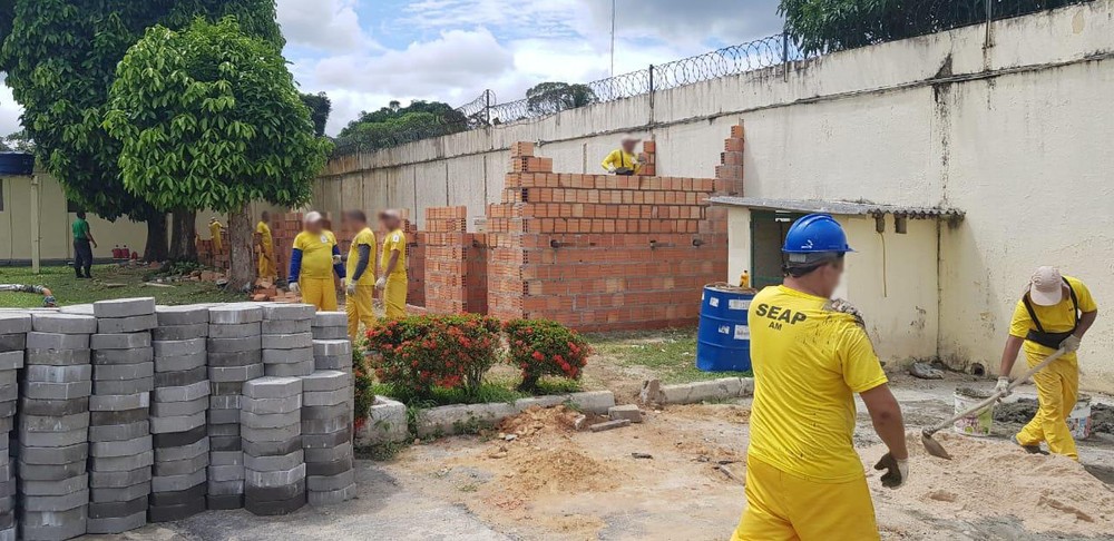 Detentos constroem canil para animais que irão realizar revistas em presídios do Amazonas