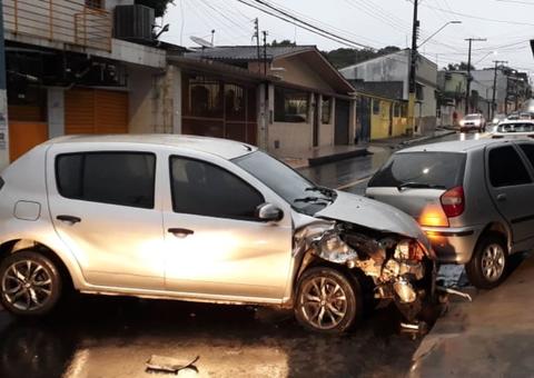 Em Manaus, motorista arrasta carro estacionado e foge a pé deixando veículo para trás