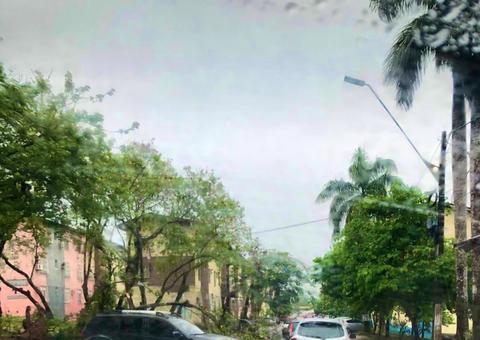 Chuva causa deslizamentos e abre cratera em rua de Manaus