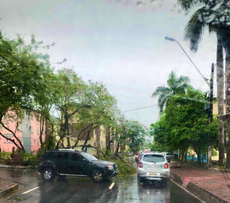 Chuva causa deslizamentos e abre cratera em rua de Manaus