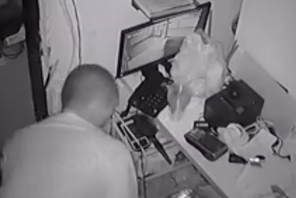 Em Manaus, homem que roubava lojas de luxo jogou MacBooks avaliados em R$ 20 mil cada