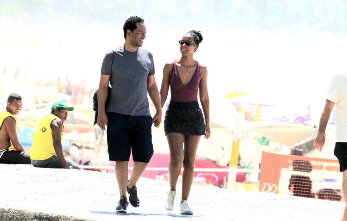 Em momento raro, Maju Coutinho é clicada durante passeio com marido 