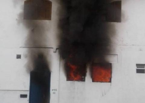 Padrasto é suspeito de incendiar casa matando seus três enteados 