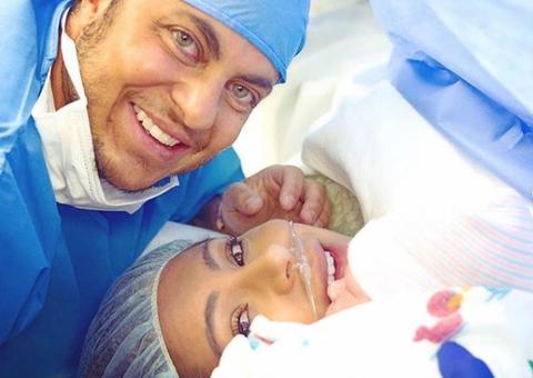 Andressa Ferreira posta ensaio familiar com Thammy Miranda e Bento