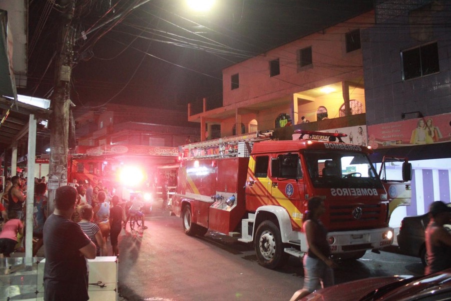 Incêndio atinge estância e deixa populares desesperados em Manaus