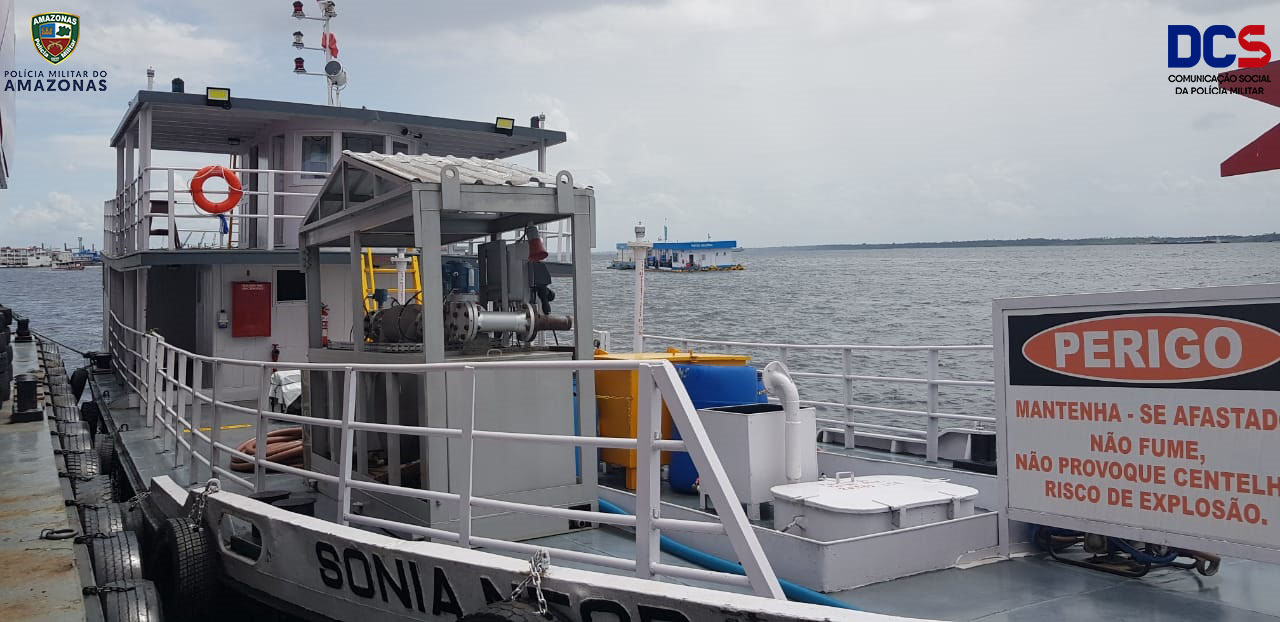 Sem licença ambiental, embarcação é apreendida com 100 mil litros de combustível em Manaus