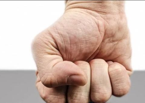 Em Manaus, homem apanha da população após ser flagrado assaltando