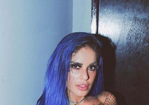 Tati Zaqui coloca seios para jogo sem sutiã e filma rebolado dentro de carro 