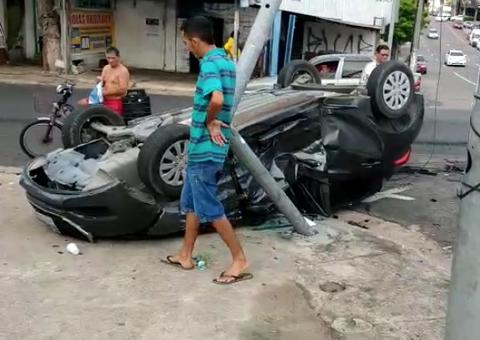 Em Manaus, motorista fica gravemente ferido após carro colidir com outro e capotar em avenida