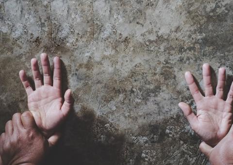 Após tentar estuprar criança, homem tem roupa arrancada e leva surra de justiceiros em Manaus