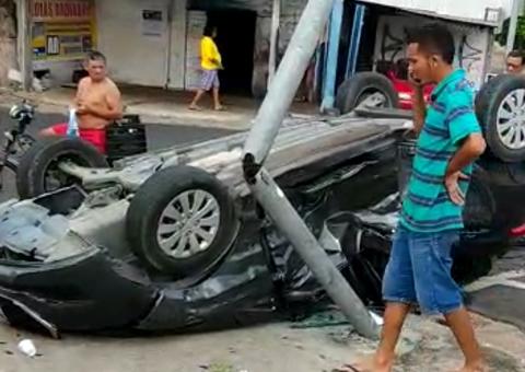 Universitário morre após carro capotar em grave acidente de trânsito em Manaus