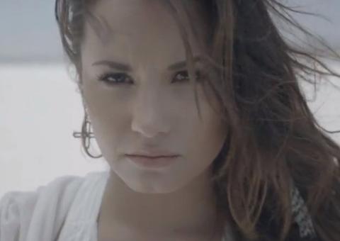 No Grammy, Demi Lovato chora em sua volta à música após overdose