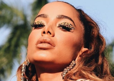 Vídeo: De quatro, Anitta rebola loucamente para Léo Santana durante show 