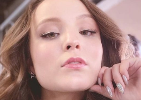 Larissa Manoela dá uma de funkeira e faz quadradinho nos bastidores de filme 