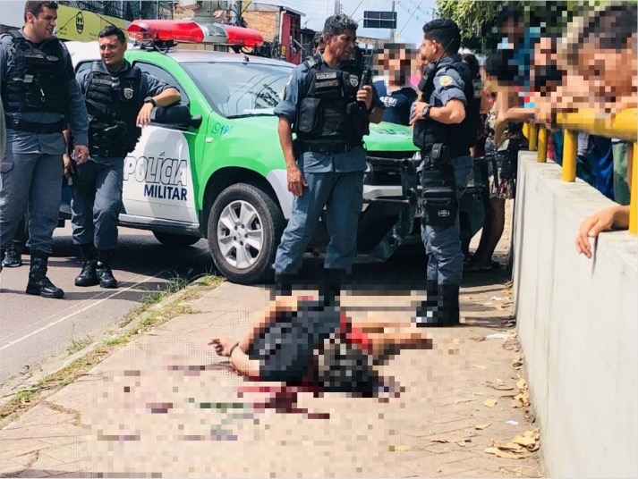 Em plena luz do dia, jovem é torturado e executado a tiros em avenida de Manaus