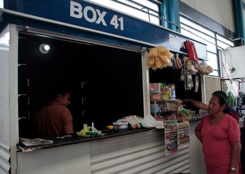 Vendedores licenciados do T2 recebem boxes entregues pela prefeitura de Manaus 