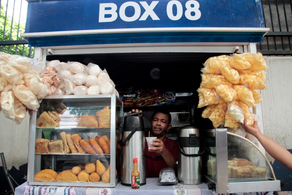 Vendedores licenciados do T2 recebem boxes entregues pela prefeitura de Manaus 