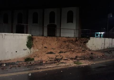 Muro de igreja desaba devido a forte chuva em Manaus 