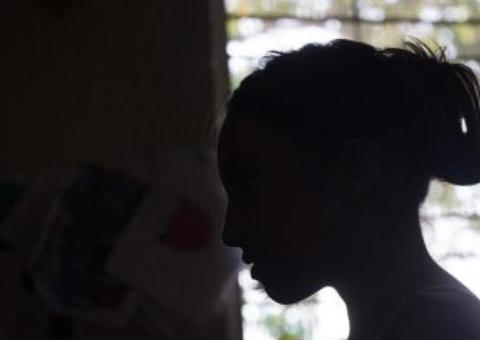 Homem dopa a filha de 17 anos e a estupra durante cinco dias