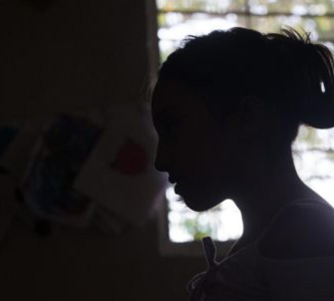 Homem dopa a filha de 17 anos e a estupra durante cinco dias