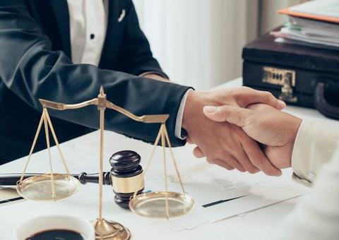 Sem contrato com escritório, advogada ganha indenização trabalhista