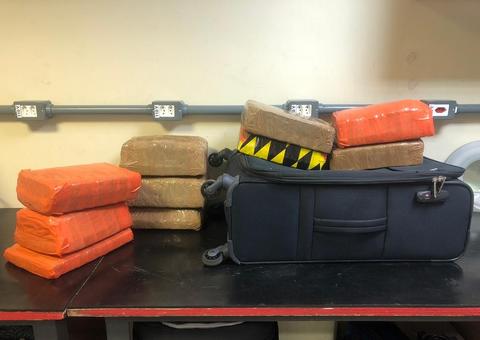 Jovem é presa com drogas escondidas em mala no aeroporto de Manaus 