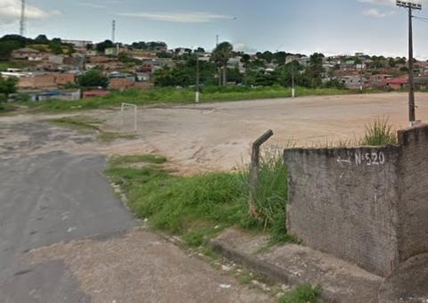 Em Manaus, homem é perseguido e baleado próximo a campo de futebol comunitário