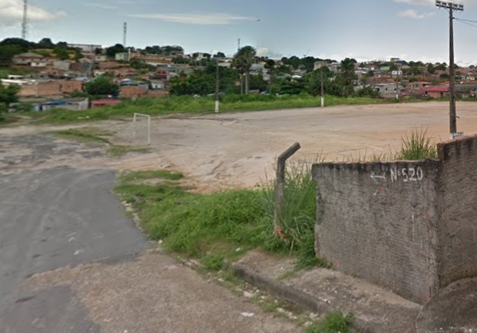 Em Manaus, homem é perseguido e baleado próximo a campo de futebol comunitário