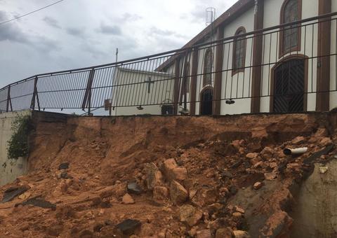 Muro de igreja desmorona durante chuva torrencial em Manaus