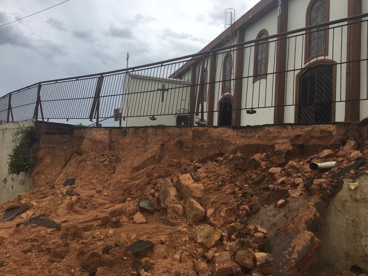 Muro de igreja desmorona durante chuva torrencial em Manaus