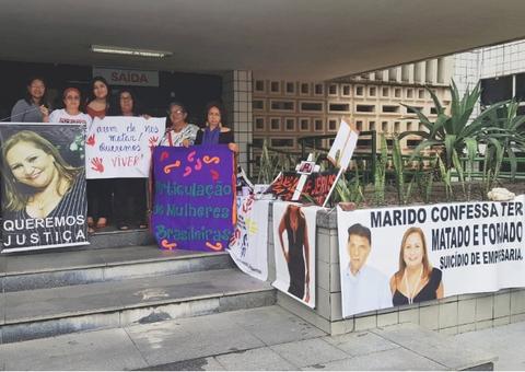 Família protesta em julgamento de empresário suspeito de forjar suicídio de esposa em Manaus