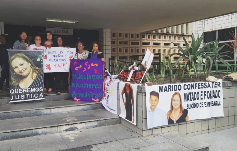 Família protesta em julgamento de empresário suspeito de forjar suicídio de esposa em Manaus