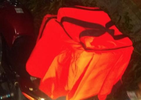 Criminosos abordam casal para roubar lanche e celular em Manaus