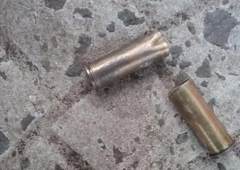 Tiro perfura mão de pai e atinge cabeça de menino de 5 anos