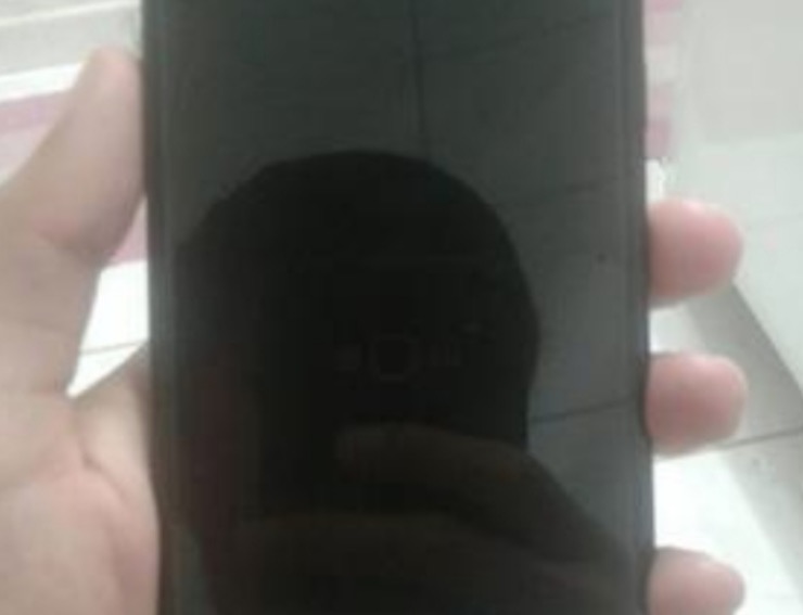 Após roubar celular, dupla é jogada de motocicleta e espancada no meio da rua em Manaus