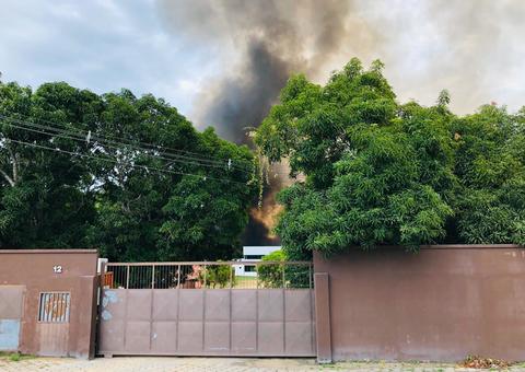 Em Manaus, bombeiros tentam a todo custo controlar fogo que engole usina de plásticos