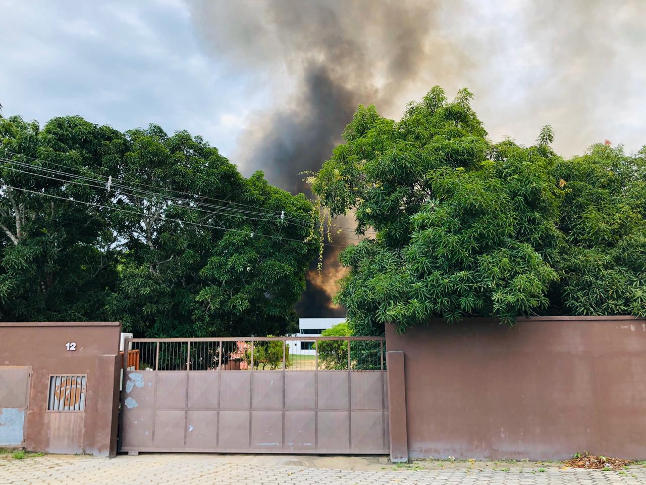 Em Manaus, bombeiros tentam a todo custo controlar fogo que engole usina de plásticos
