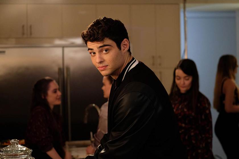 Noah Centineo diz chorar em aviões e se surpreende com fãs que acamparam para vê-lo