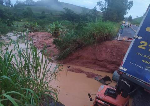 Cratera se abre em rodovia, engole veículos e mulher desaparece