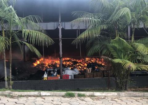 Galpão de usina de plásticos fica destruído após 3h em chamas em Manaus