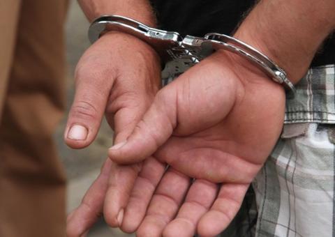 Dupla é presa dentro de igreja após assaltar passageiros de ônibus em Manaus