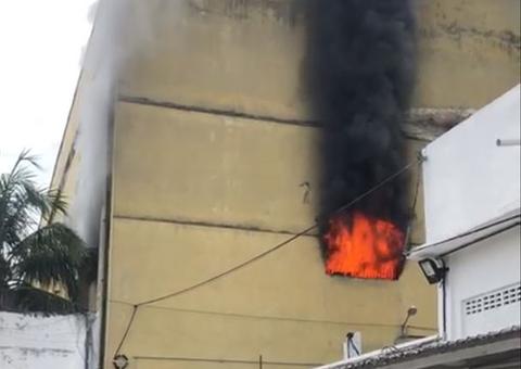 Incêndio atinge presídio com 500 detentos no Rio de Janeiro