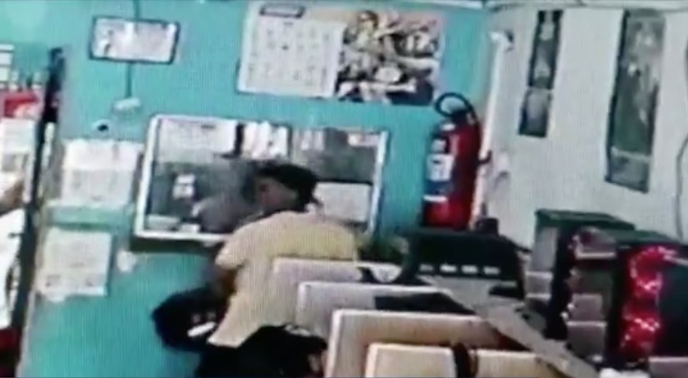 Para não ser linchado, suspeito de assalto se entrega em delegacia de Manaus