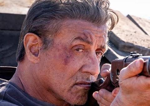 Sylvester Stallone aparece completamente grisalho e recebe elogios