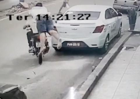 Vídeos: Em cena de cinema, populares ‘voam’ em assaltante de lan house em Manaus