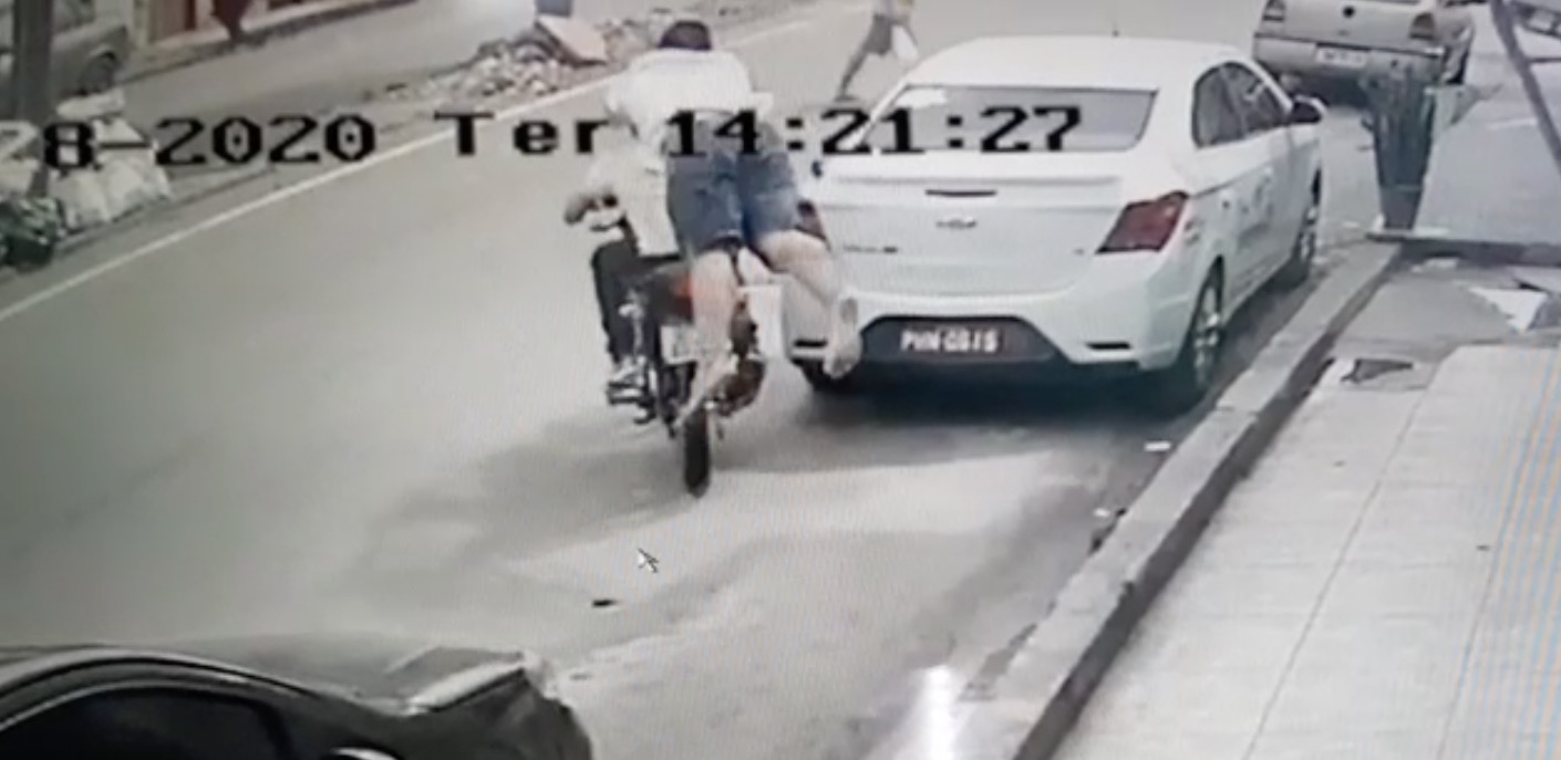 Vídeos: Em cena de cinema, populares ‘voam’ em assaltante de lan house em Manaus