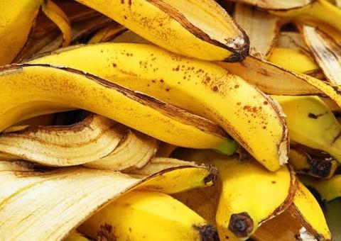 Simulação de sexo oral com casca de banana vira febre entre homens; entenda